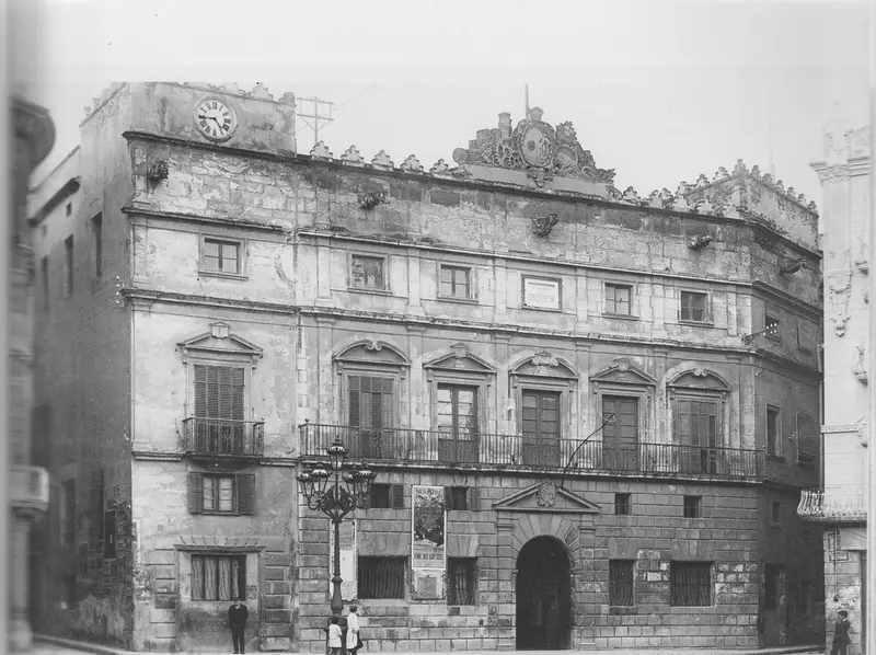 Fotografía antigua del Ayuntamiento de Murcia en 1920