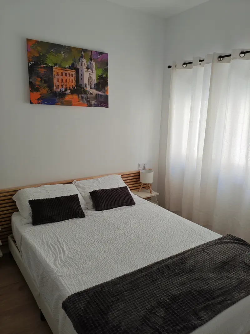 Dormitorio con cama de matrimonio