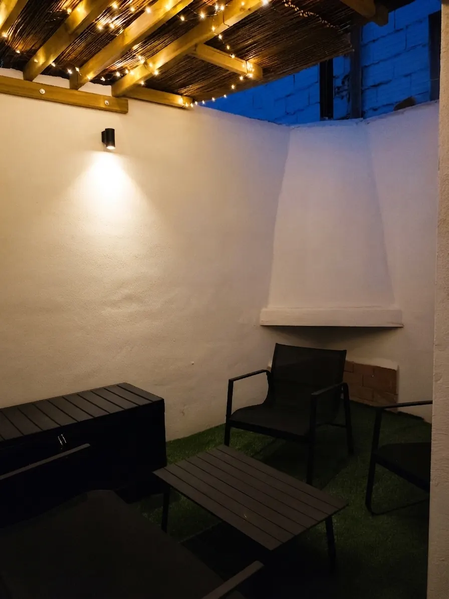 El patio de Casa TOVI iluminado de noche