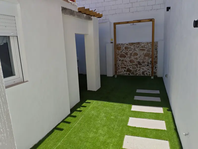 Patio con césped y piscina